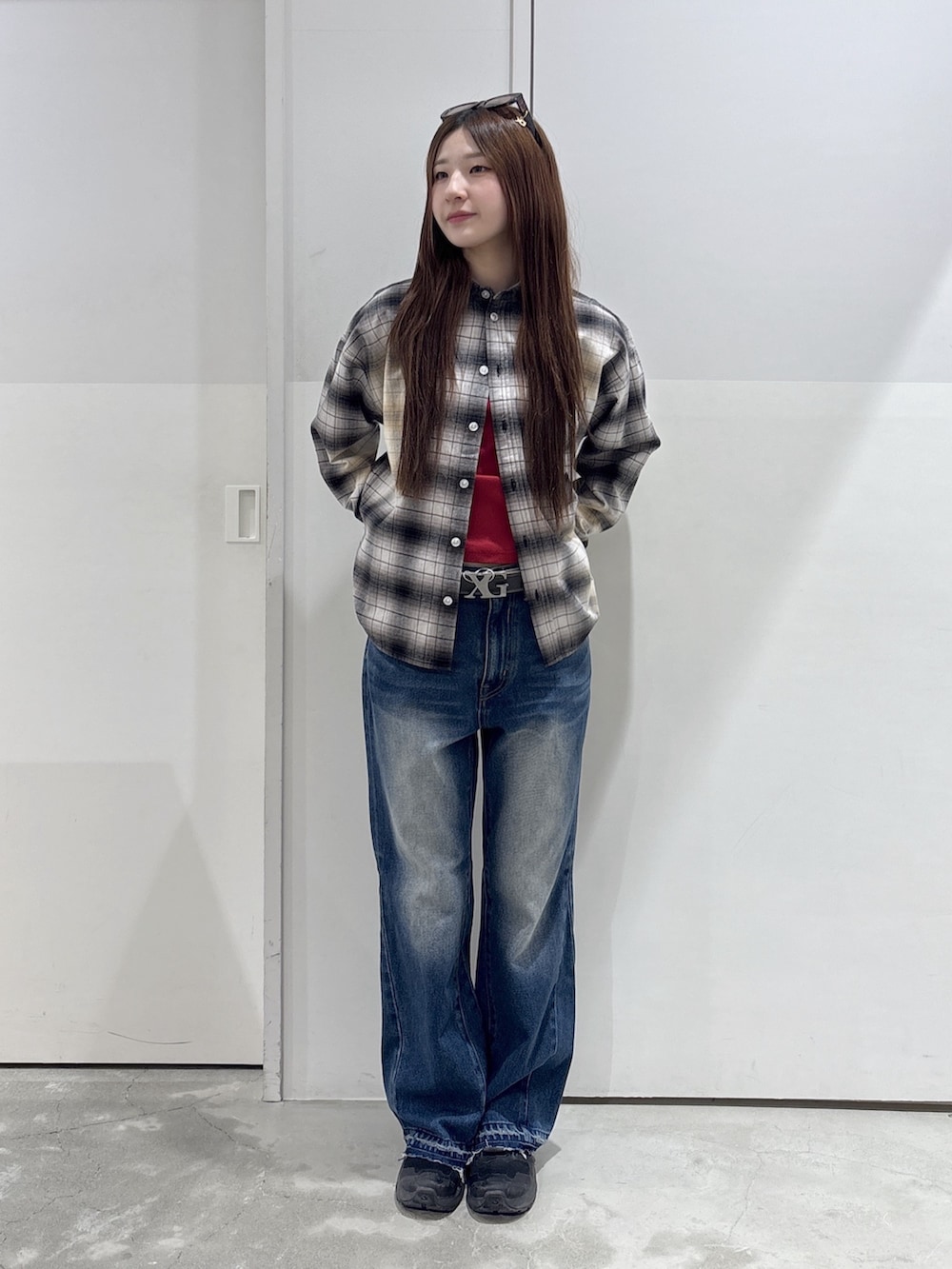 ブラック系のシャツ/ブラウス、レッド系のTシャツ/カットソー、ブルー系のデニムパンツを着用したレディースの春コーディネートの3枚目の写真