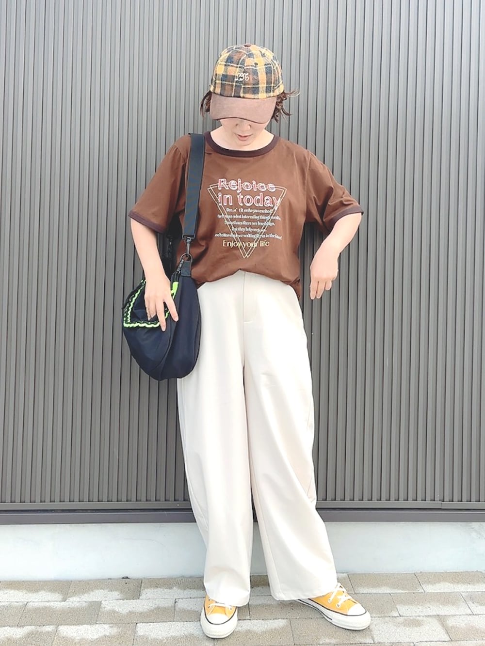 ホワイト系のパンツを着用したレディースの秋コーディネートの2枚目の写真