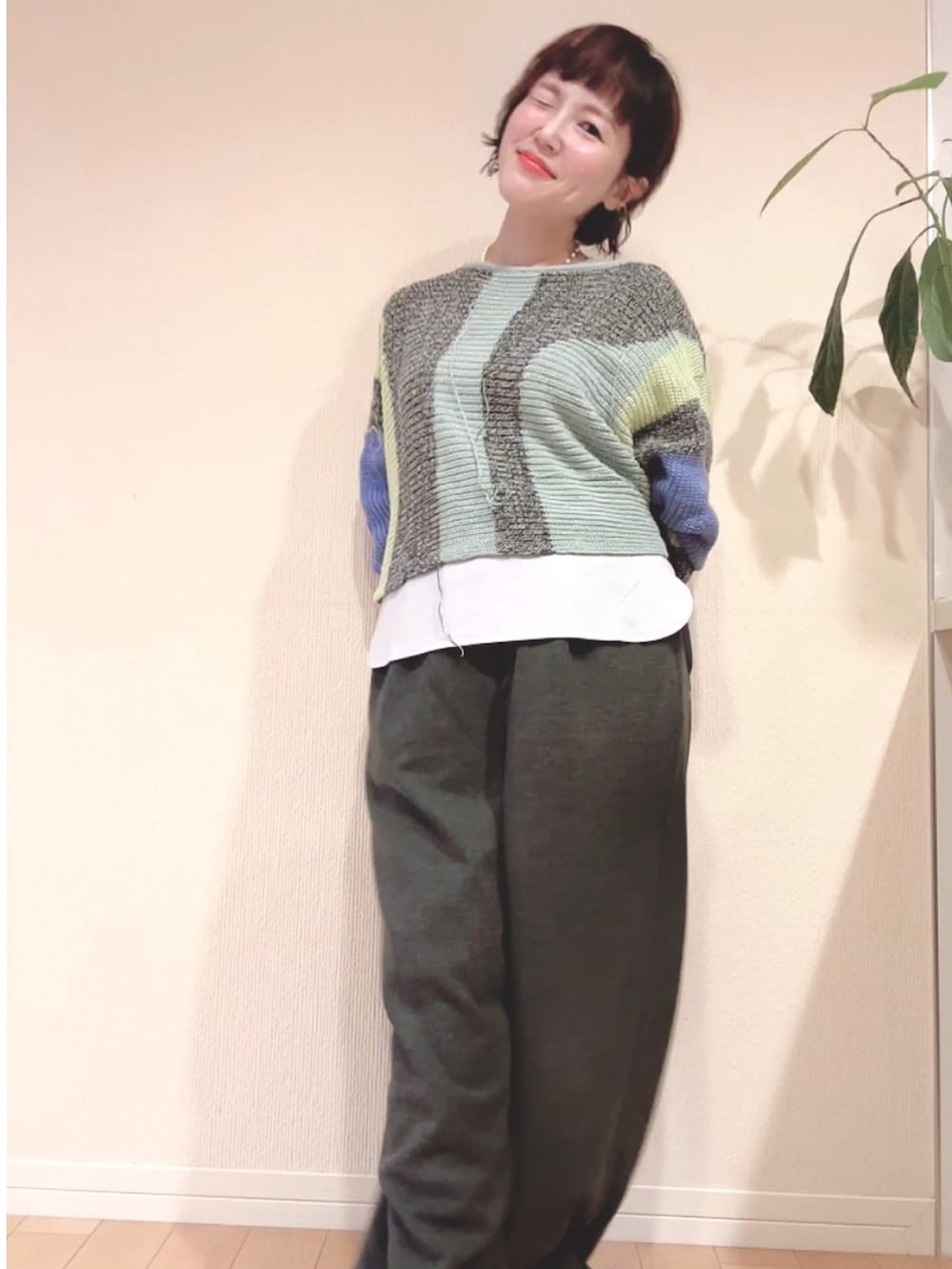 ブルー系のTシャツ/カットソー、グレー系のパンツを着用したレディースの秋コーディネートの2枚目の写真