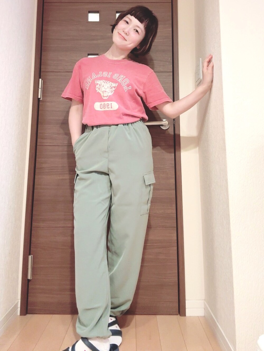 グリーン系のカーゴパンツを着用したレディースの夏コーディネートの4枚目の写真