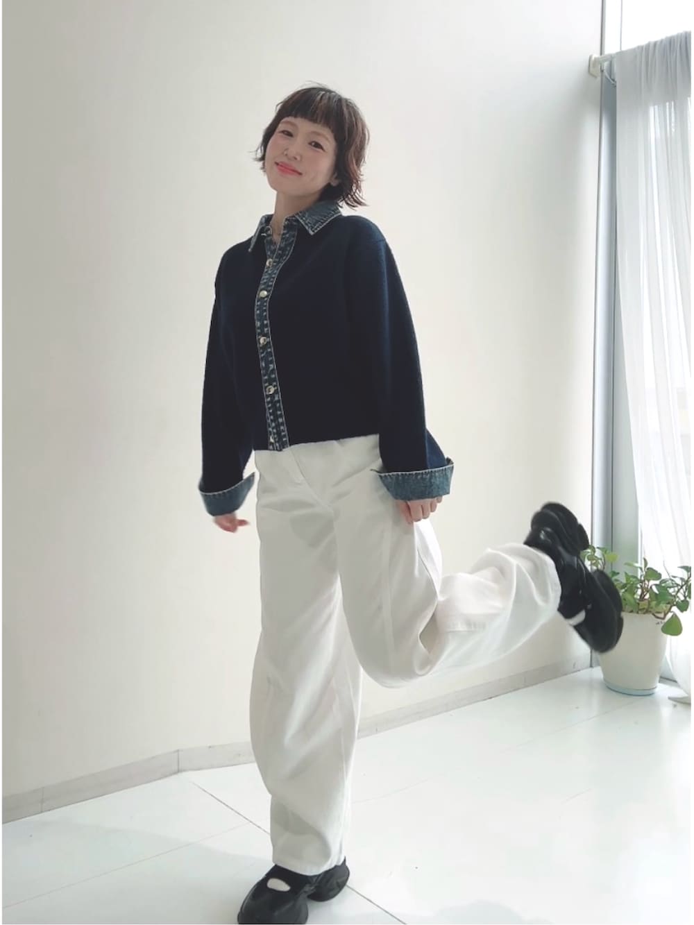 グレー系のニット/セーター、ブルー系のパンツを着用したレディースの秋コーディネートの4枚目の写真