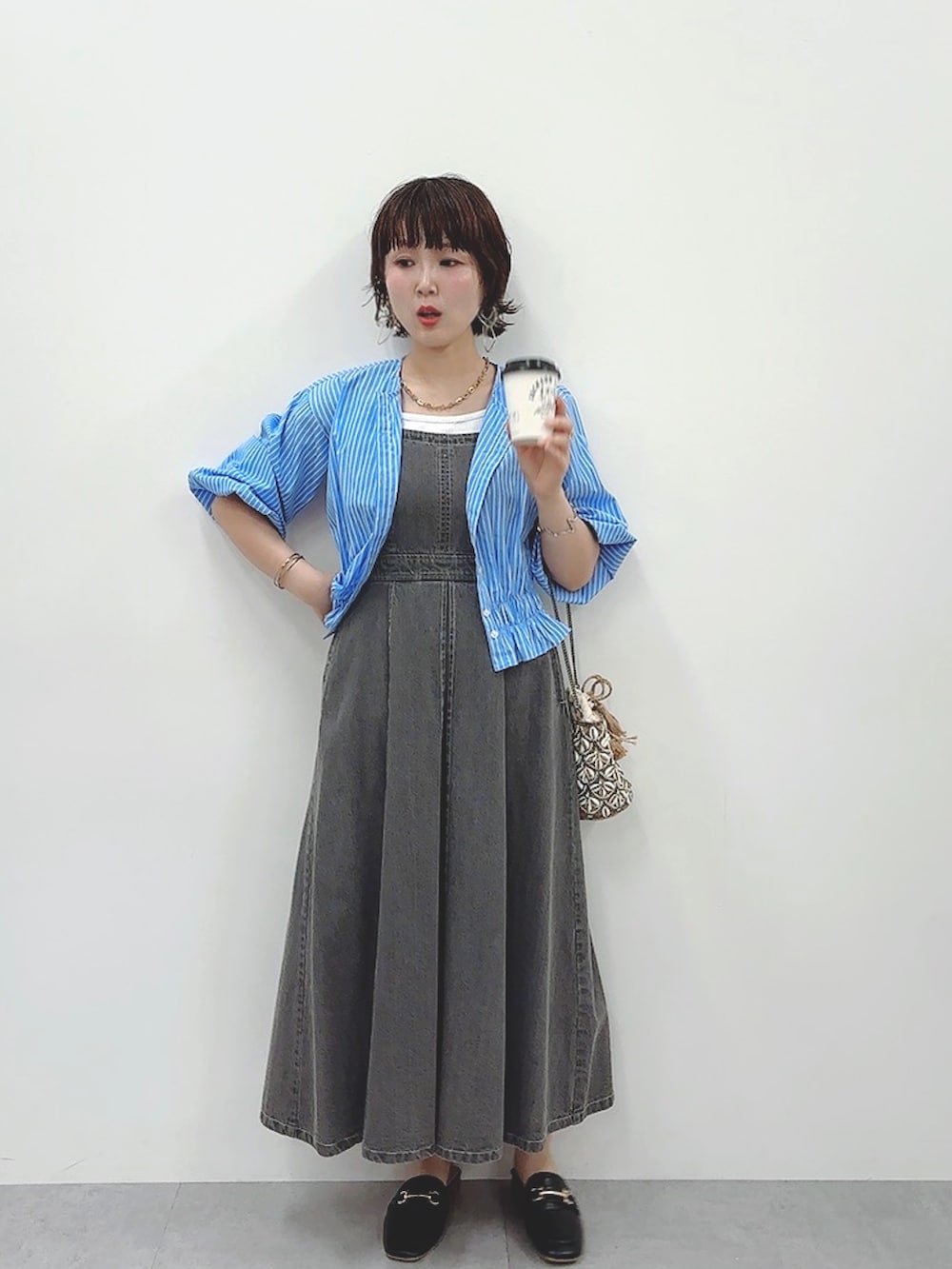 その他のシャツ/ブラウス、ブラック系のワンピースを着用したレディースの夏コーディネートの3枚目の写真