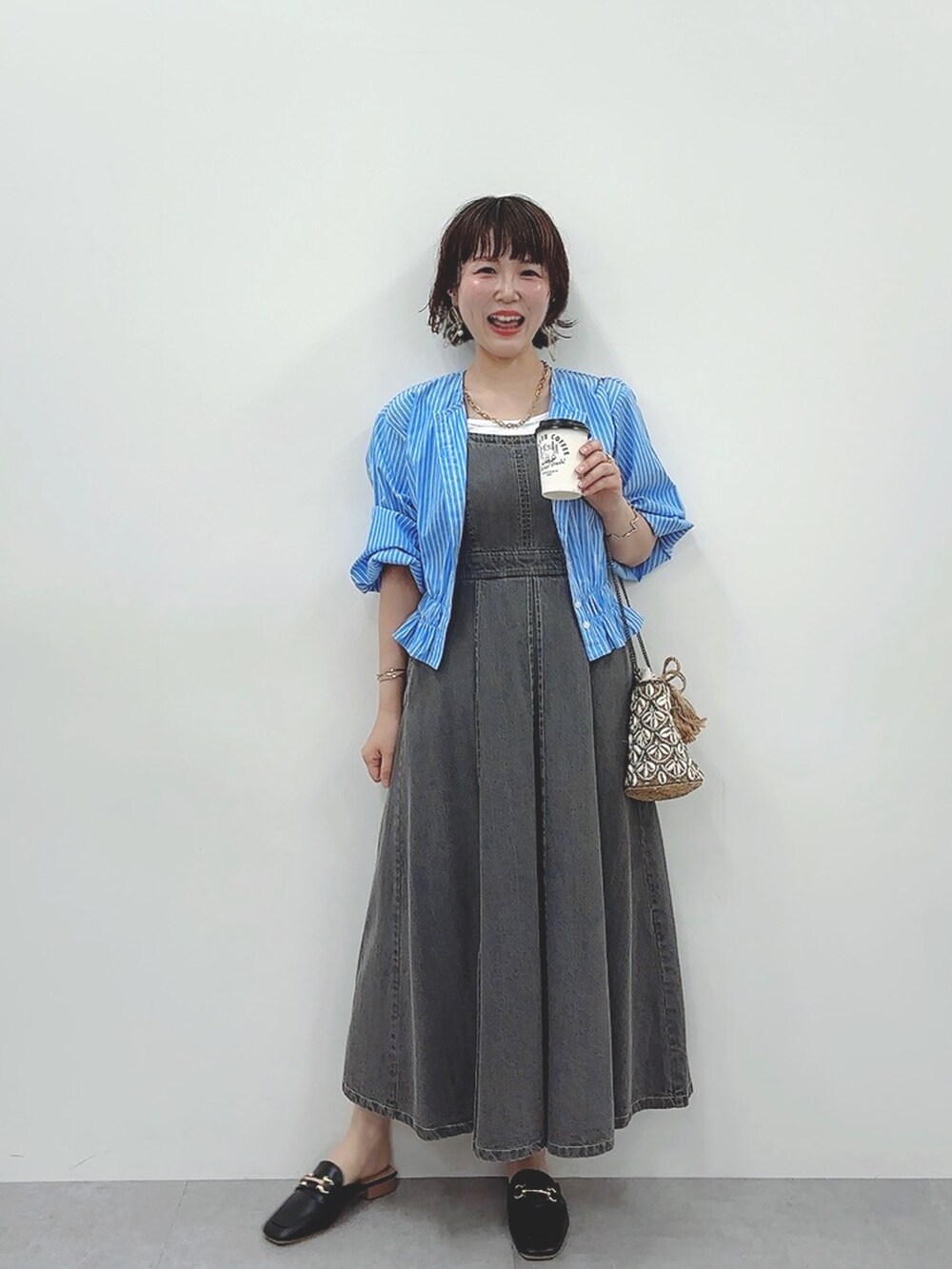 その他のシャツ/ブラウス、ブラック系のワンピースを着用したレディースの夏コーディネートの2枚目の写真