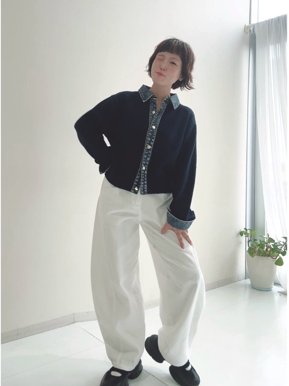 グレー系のニット/セーター、ブルー系のパンツを着用したレディースの秋コーディネートの3枚目の写真