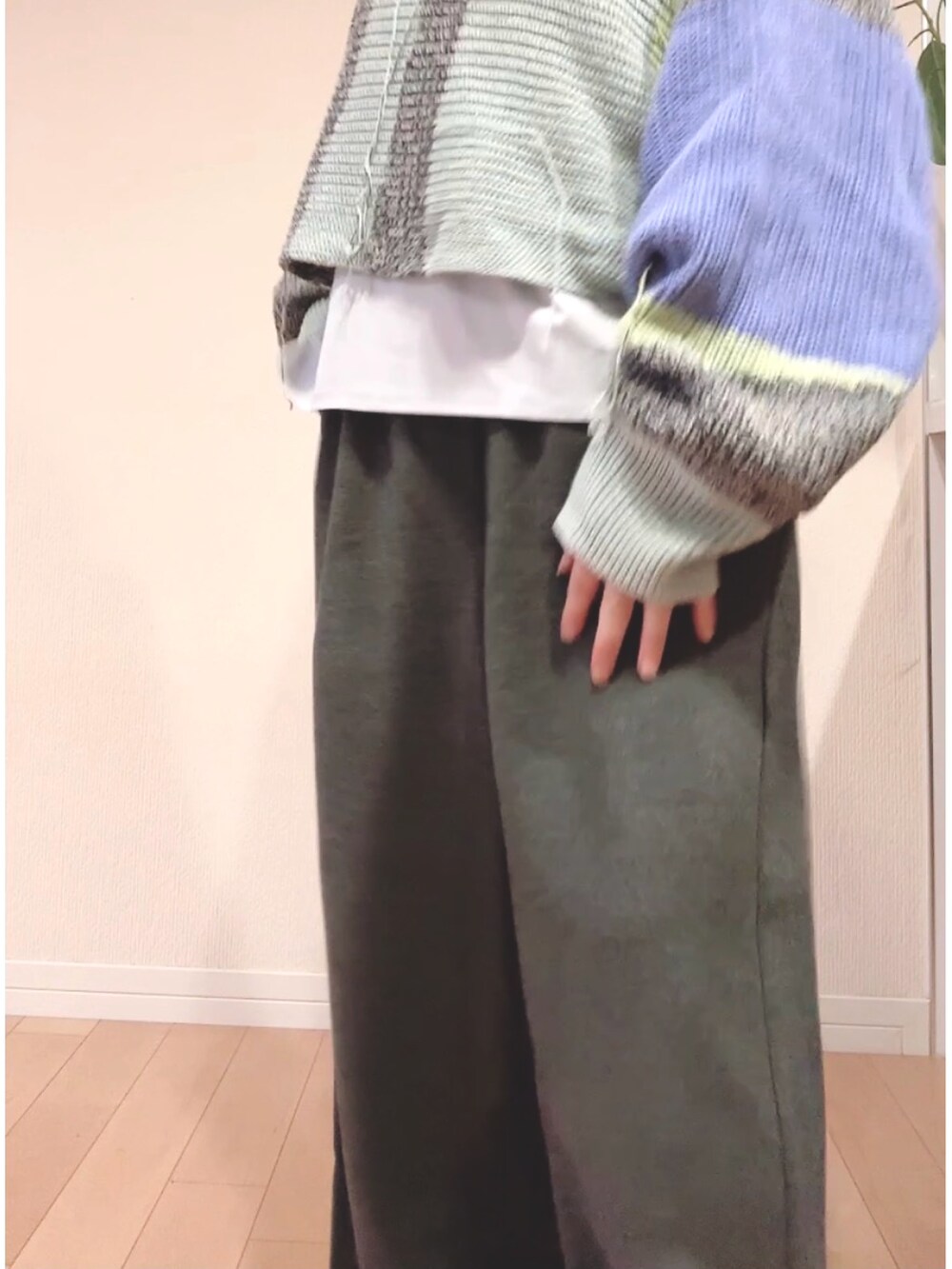 ブルー系のTシャツ/カットソー、グレー系のパンツを着用したレディースの秋コーディネートの3枚目の写真