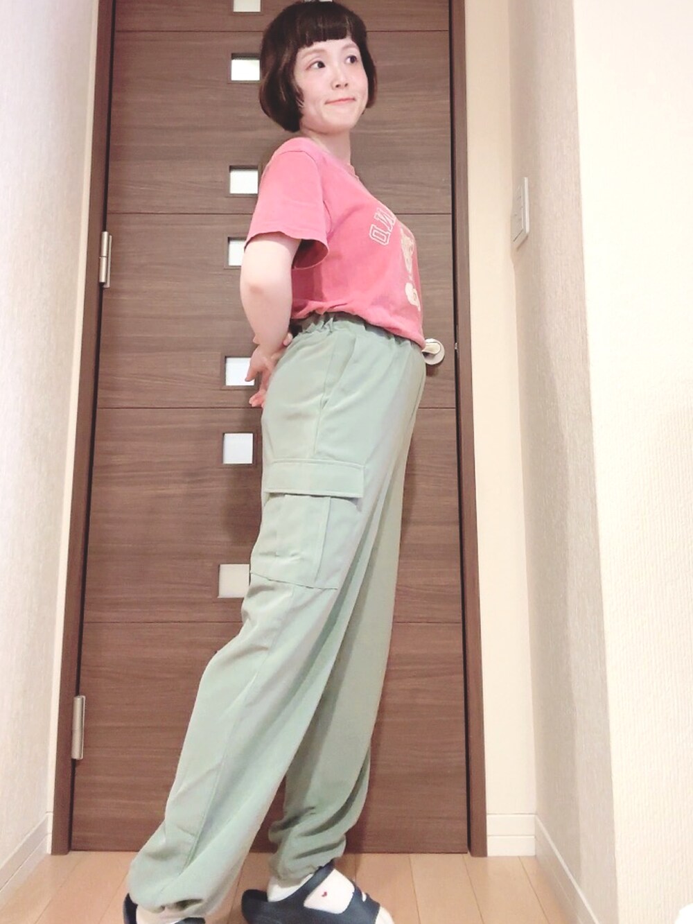 グリーン系のカーゴパンツを着用したレディースの夏コーディネートの3枚目の写真