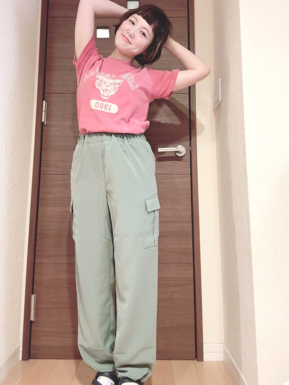 グリーン系のカーゴパンツを着用したレディースの夏コーディネートの5枚目の写真