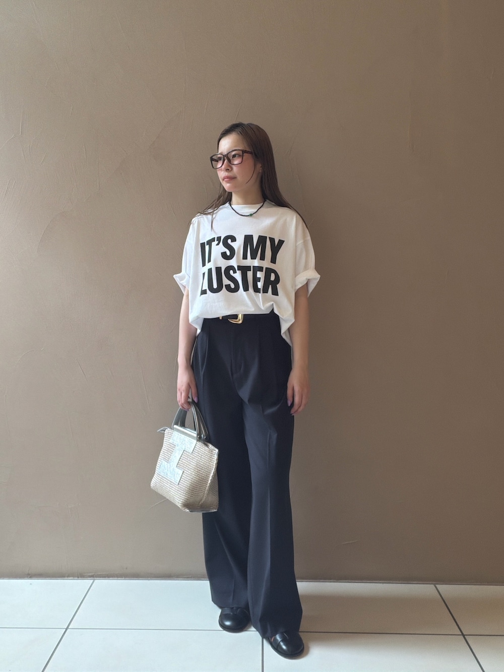 ホワイト系のTシャツ/カットソー、ブルー系のスラックス、ブラック系のサンダルを着用したレディースの夏コーディネートの2枚目の写真