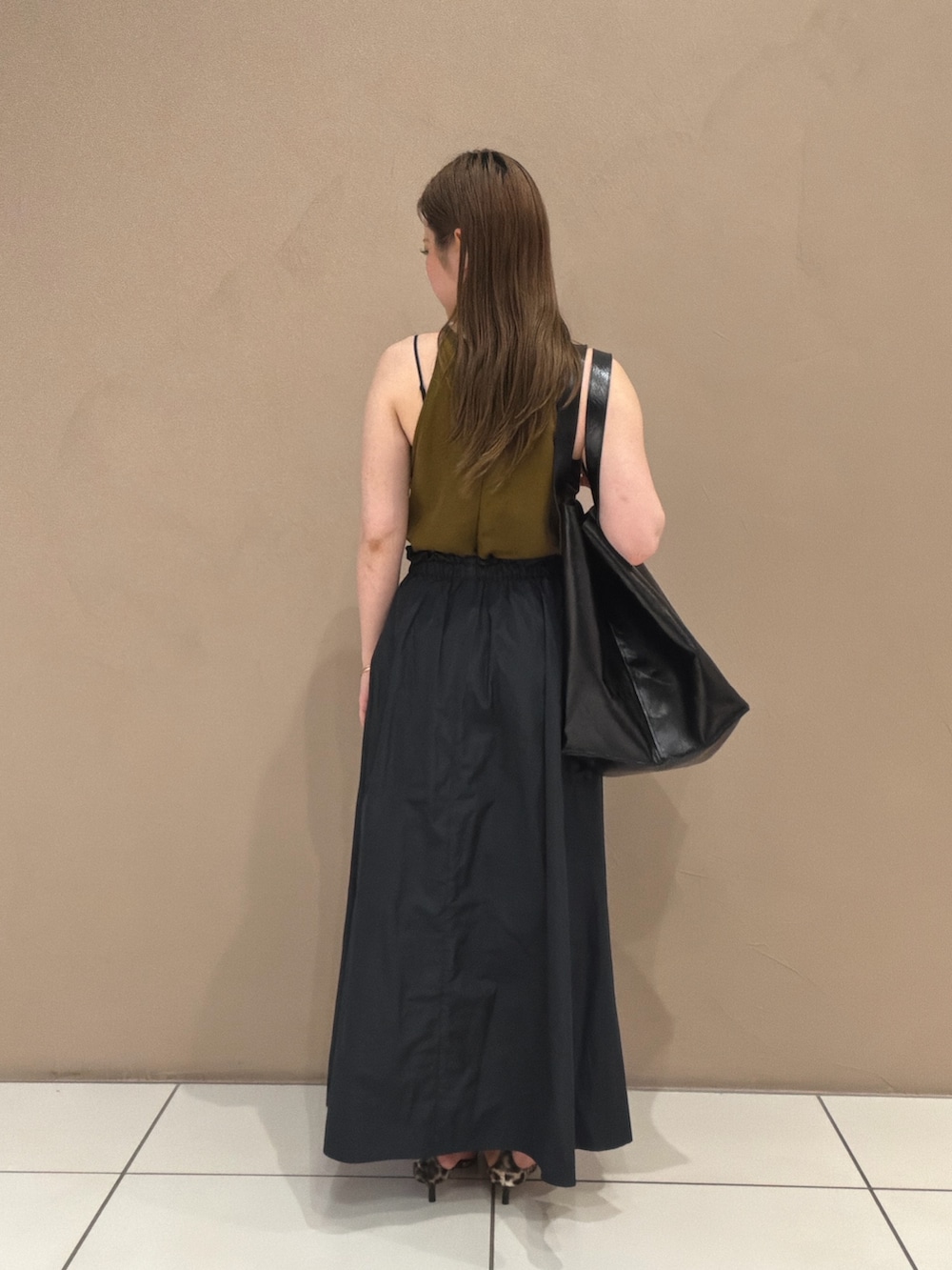 グリーン系のシャツ/ブラウス、ブラック系のスカート、イエロー系のサンダルを着用したレディースの夏コーディネートの5枚目の写真