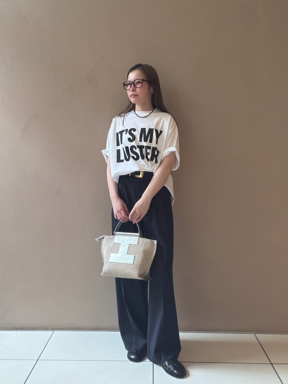 ホワイト系のTシャツ/カットソー、ブルー系のスラックス、ブラック系のサンダルを着用したレディースの夏コーディネートの3枚目の写真