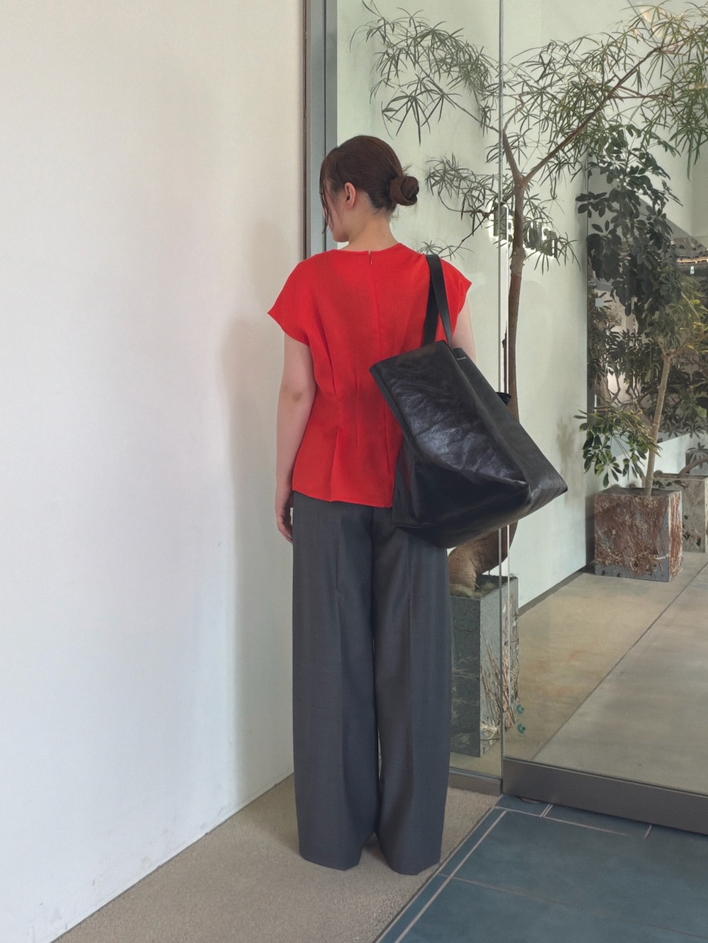 レッド系のシャツ/ブラウス、グレー系のスラックス、ブラック系のその他シューズを着用したレディースの夏コーディネートの6枚目の写真
