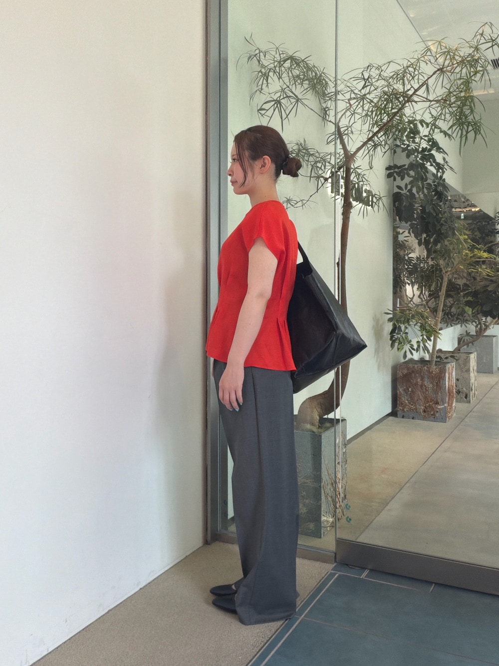 レッド系のシャツ/ブラウス、グレー系のスラックス、ブラック系のその他シューズを着用したレディースの夏コーディネートの5枚目の写真