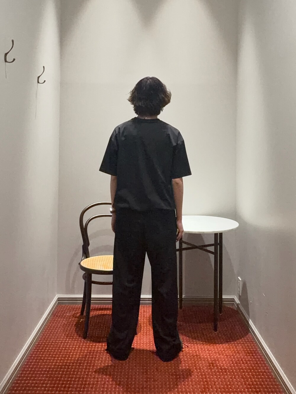 ブラック系のセットアップを着用したメンズの夏コーディネートの3枚目の写真