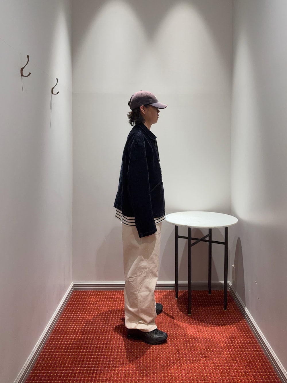 ブルー系のブルゾン、ホワイト系のTシャツ/カットソー、ホワイト系のチノパンツを着用したメンズの秋コーディネートの2枚目の写真