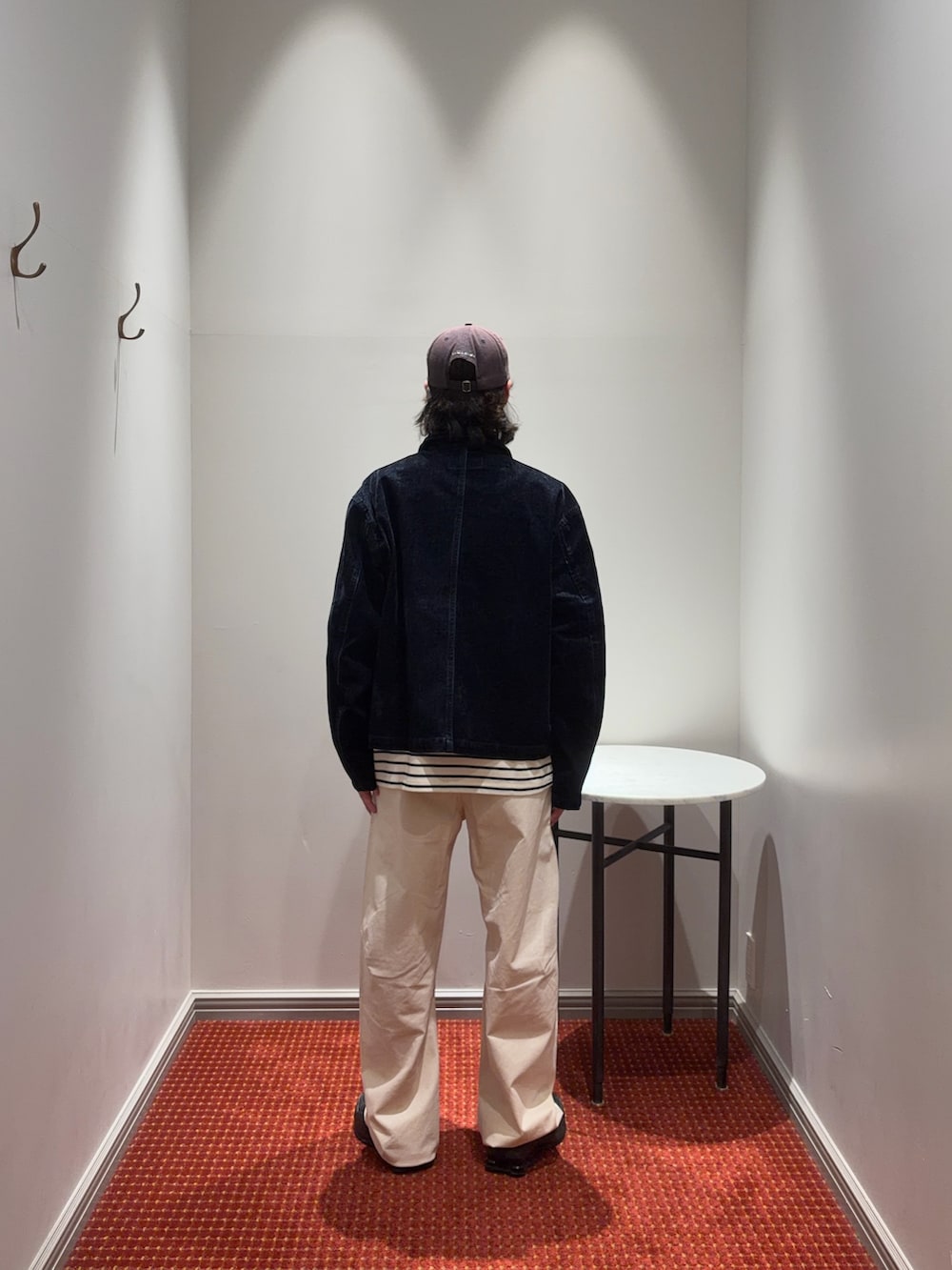 ブルー系のブルゾン、ホワイト系のTシャツ/カットソー、ホワイト系のチノパンツを着用したメンズの秋コーディネートの3枚目の写真