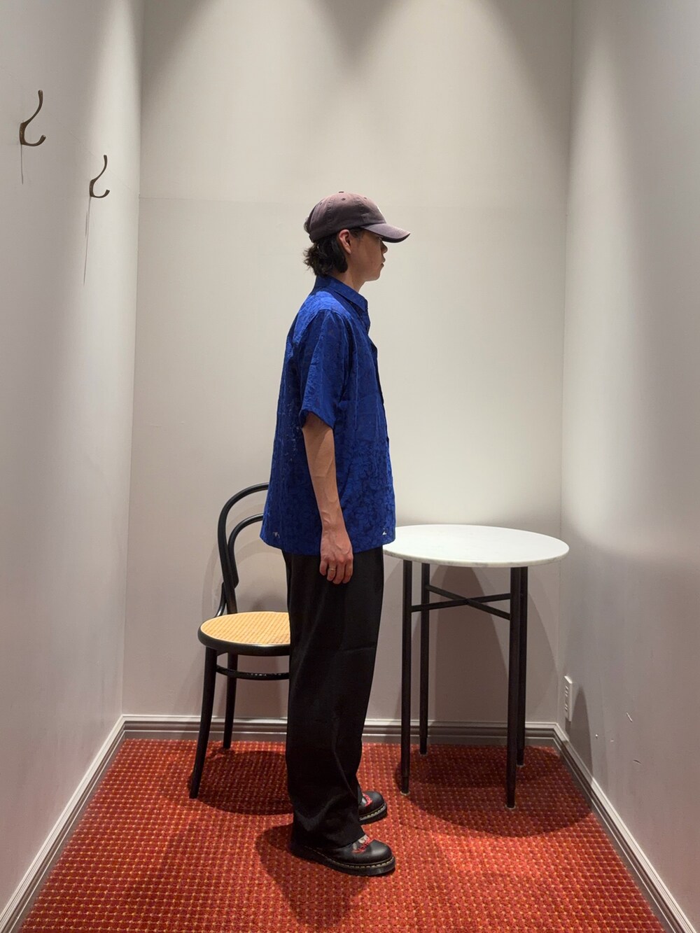 ブルー系のシャツ/ブラウス、グレー系のスラックスを着用したメンズの夏コーディネートの2枚目の写真