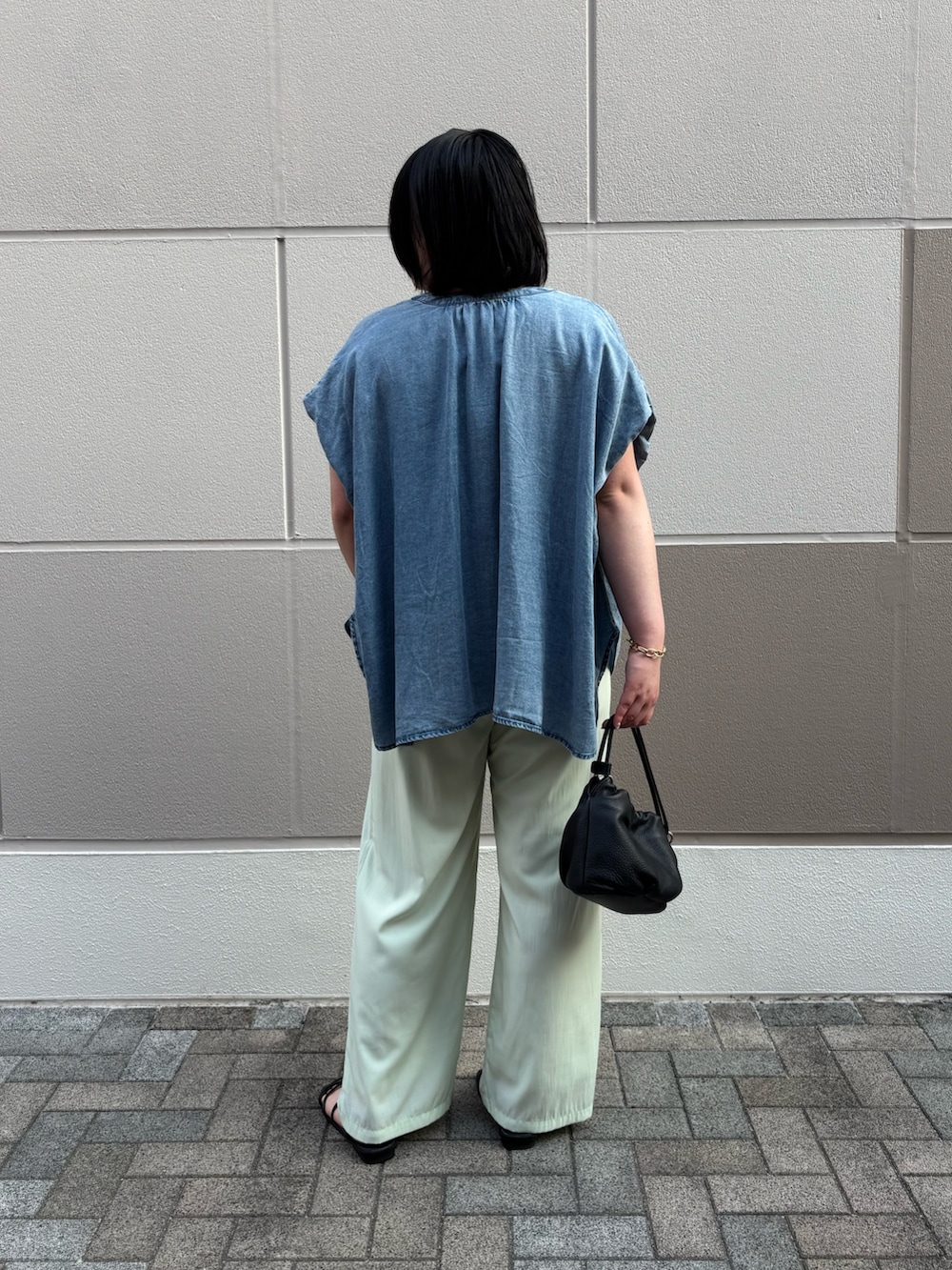 グリーン系のその他パンツ、ブラック系のトートバッグ、ブルー系のシャツ/ブラウスを着用したレディースの夏コーディネートの3枚目の写真