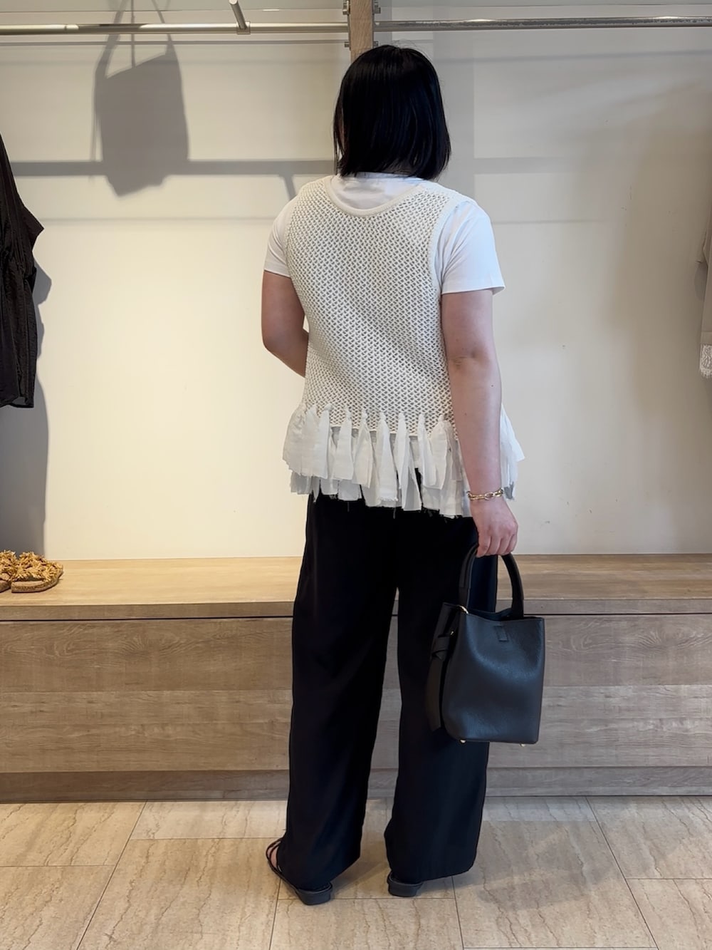 ホワイト系のTシャツ/カットソー、ホワイト系のニット/セーター、ブラック系のその他パンツを着用したレディースの夏コーディネートの2枚目の写真
