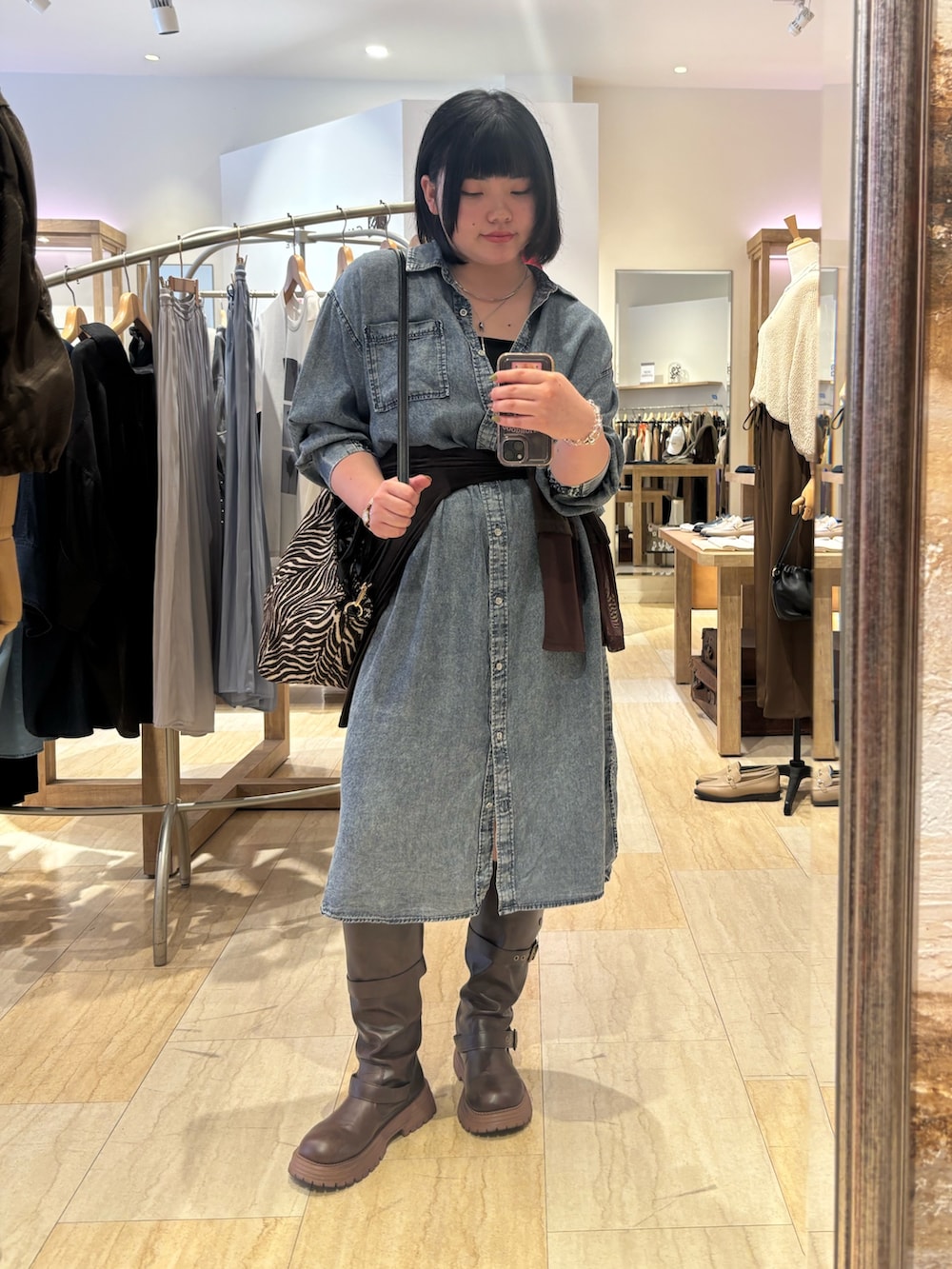ブルー系のワンピース、ブラウン系のTシャツ/カットソー、ブラウン系のトートバッグを着用したレディースの夏コーディネートの2枚目の写真