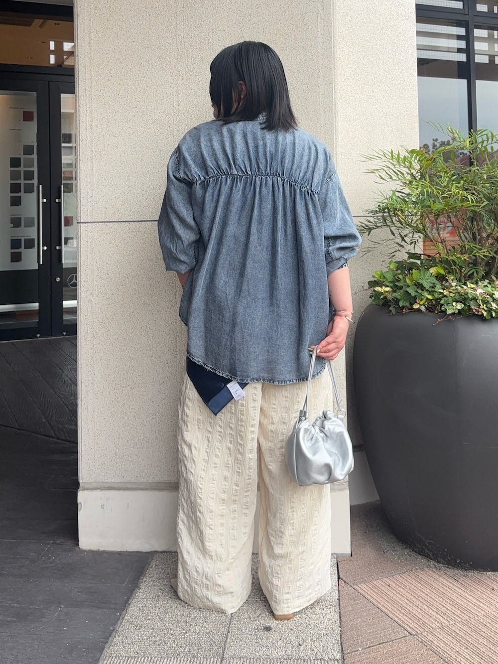ブルー系のシャツ/ブラウス、グレー系のTシャツ/カットソー、ホワイト系のその他パンツを着用したレディースの夏コーディネートの2枚目の写真
