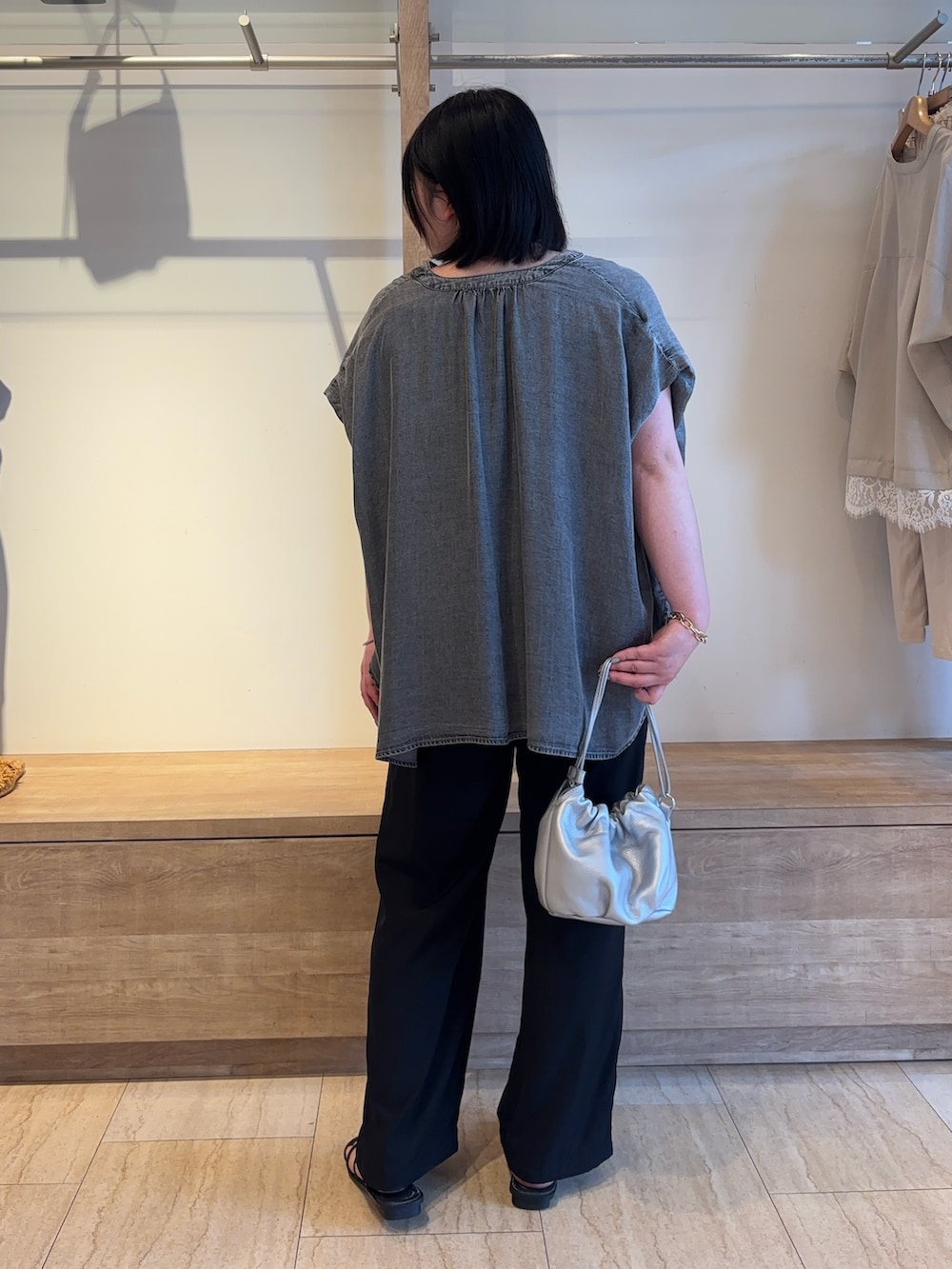グレー系のシャツ/ブラウス、ブラック系のその他パンツを着用したレディースの夏コーディネートの2枚目の写真