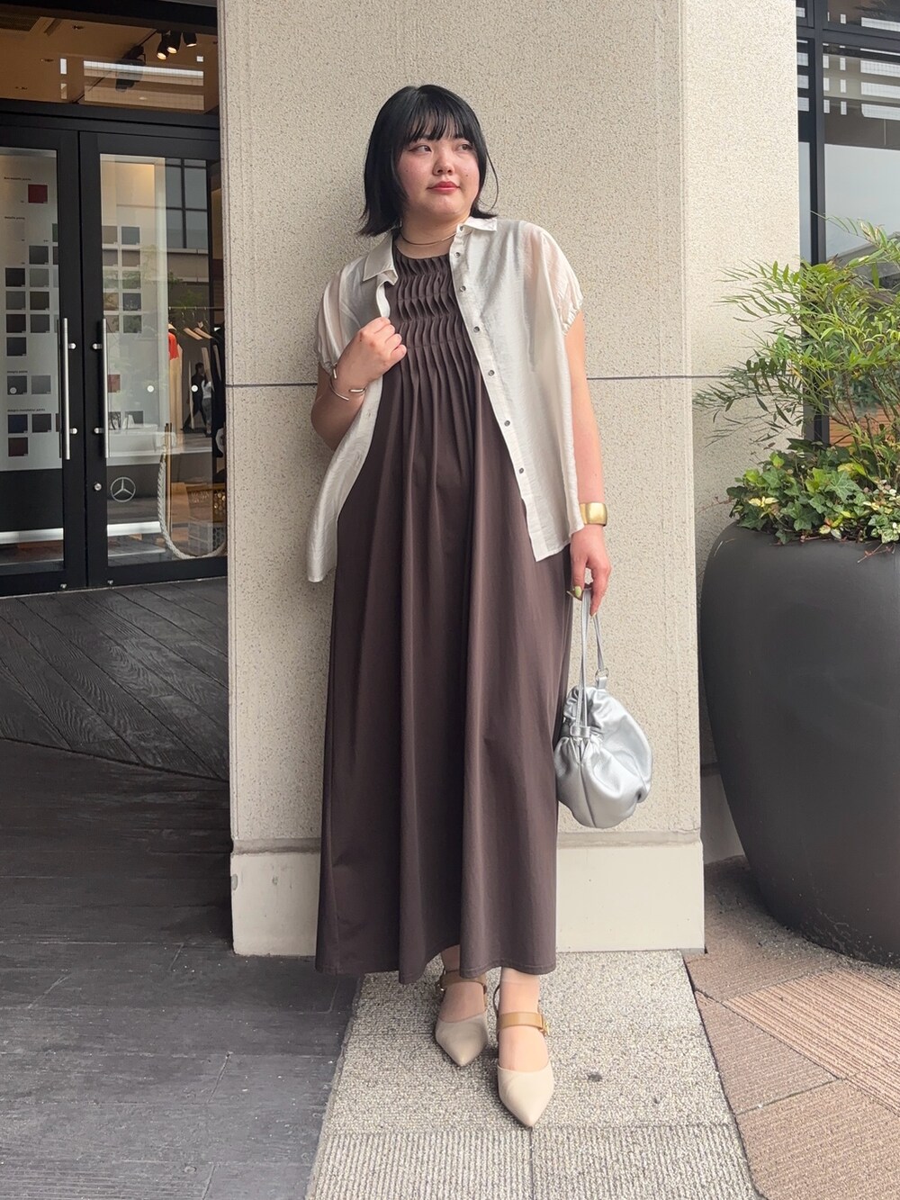 ベージュ系のシャツ/ブラウス、グレー系のワンピース、シルバー系のトートバッグを着用したレディースの夏コーディネートの3枚目の写真
