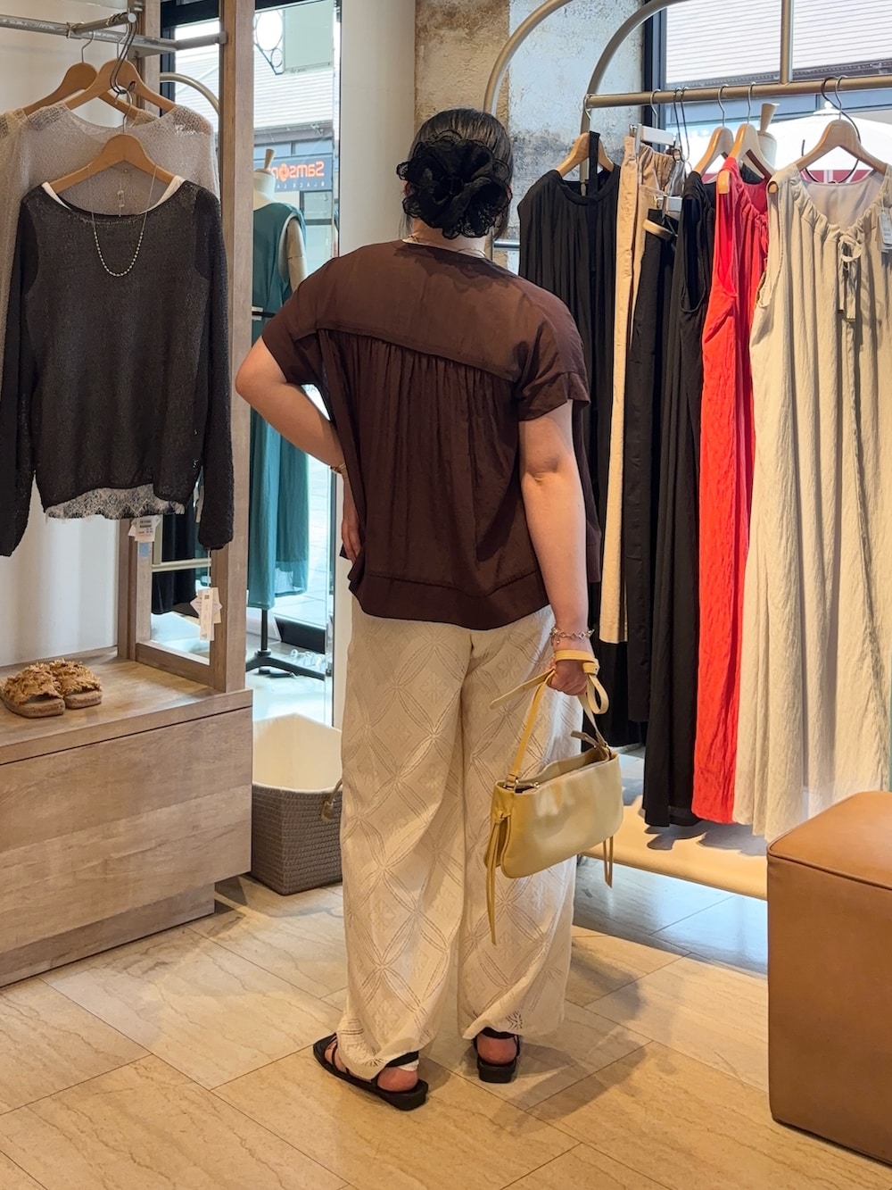 ホワイト系のその他パンツ、ブラウン系のシャツ/ブラウスを着用したレディースの夏コーディネートの2枚目の写真