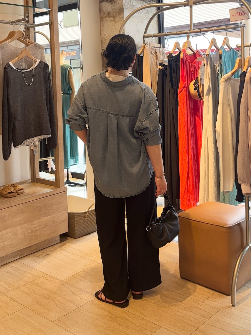 ブルー系のシャツ/ブラウス、ブラック系のその他パンツ、ブラック系のトートバッグを着用したレディースの夏コーディネートの2枚目の写真