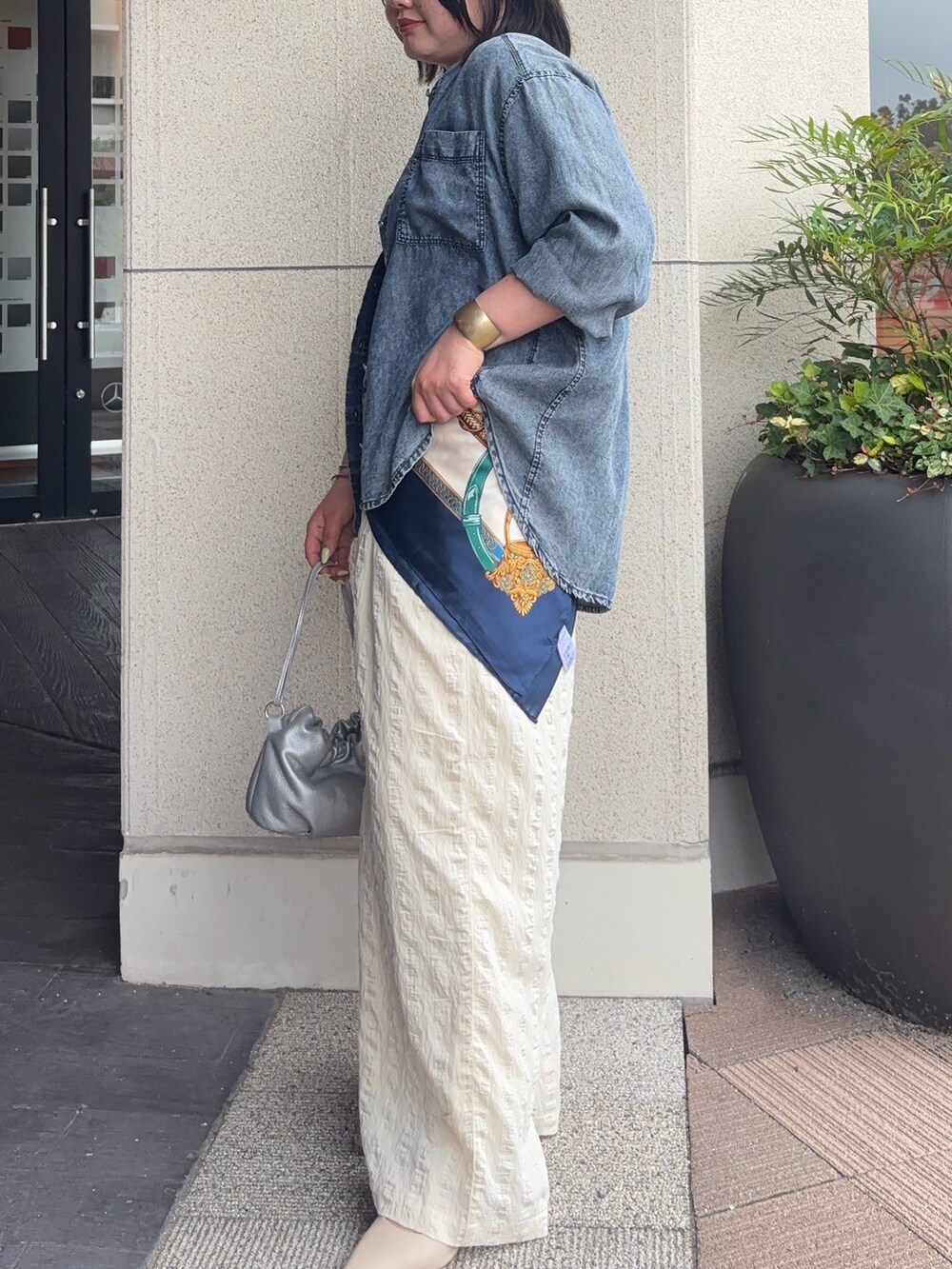 ブルー系のシャツ/ブラウス、グレー系のTシャツ/カットソー、ホワイト系のその他パンツを着用したレディースの夏コーディネートの3枚目の写真