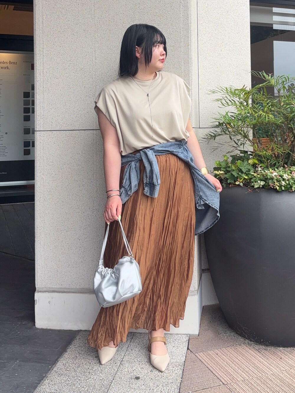 ベージュ系のTシャツ/カットソー、ブルー系のシャツ/ブラウス、ブラウン系のスカートを着用したレディースの夏コーディネートの2枚目の写真