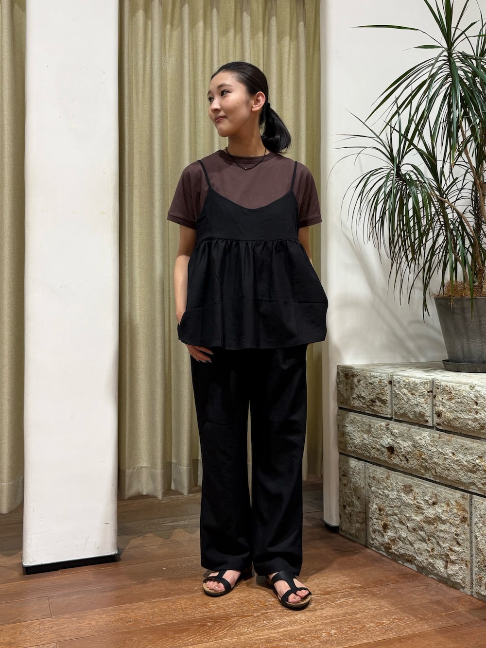 ブラウン系のTシャツ/カットソー、ブラック系のセットアップ、ブラック系のサンダルを着用したレディースの夏コーディネートの3枚目の写真