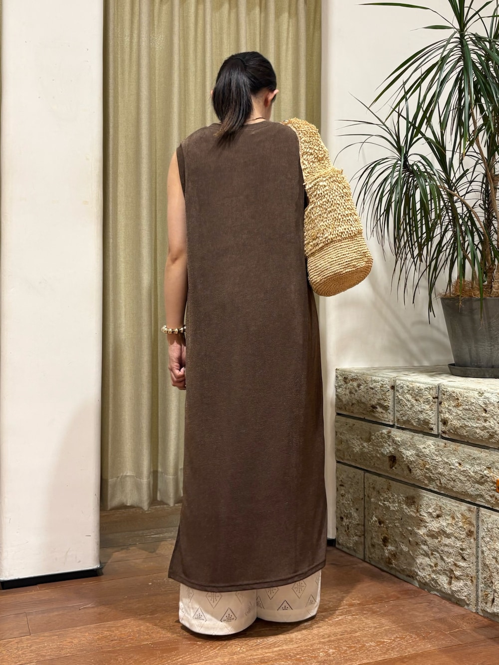 ブラック系のサンダル、ホワイト系のその他パンツ、ブラウン系のワンピースを着用したレディースの夏コーディネートの3枚目の写真