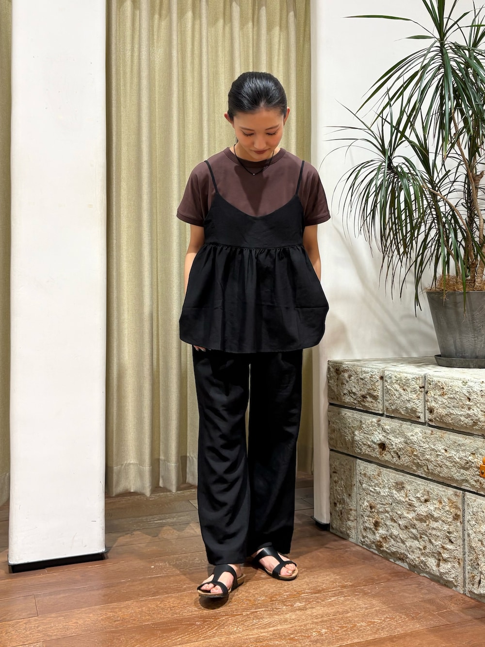 ブラウン系のTシャツ/カットソー、ブラック系のセットアップ、ブラック系のサンダルを着用したレディースの夏コーディネートの4枚目の写真