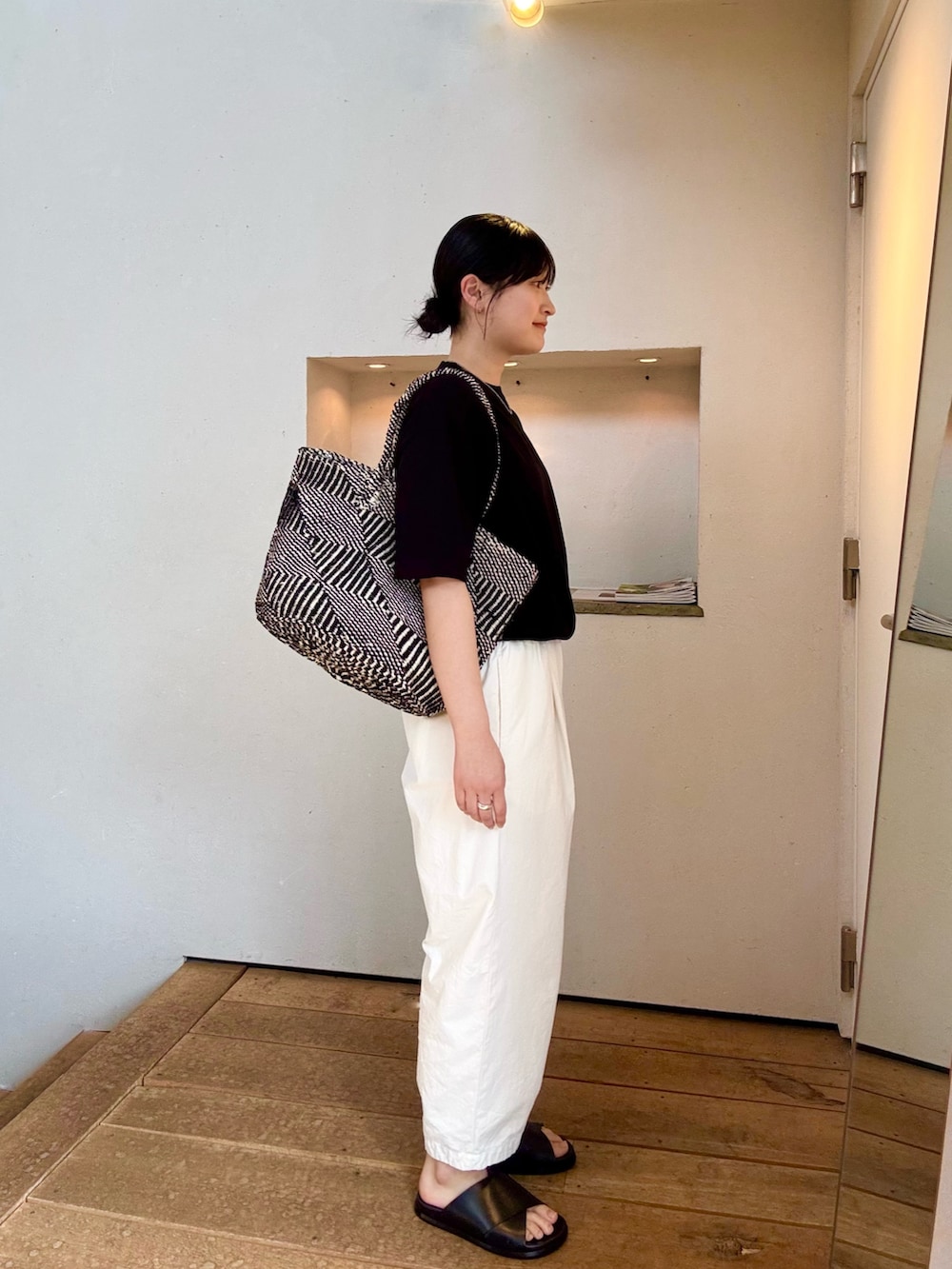 ホワイト系のその他パンツ、ブラック系のサンダル、ブラック系のニット/セーターを着用したレディースの夏コーディネートの3枚目の写真