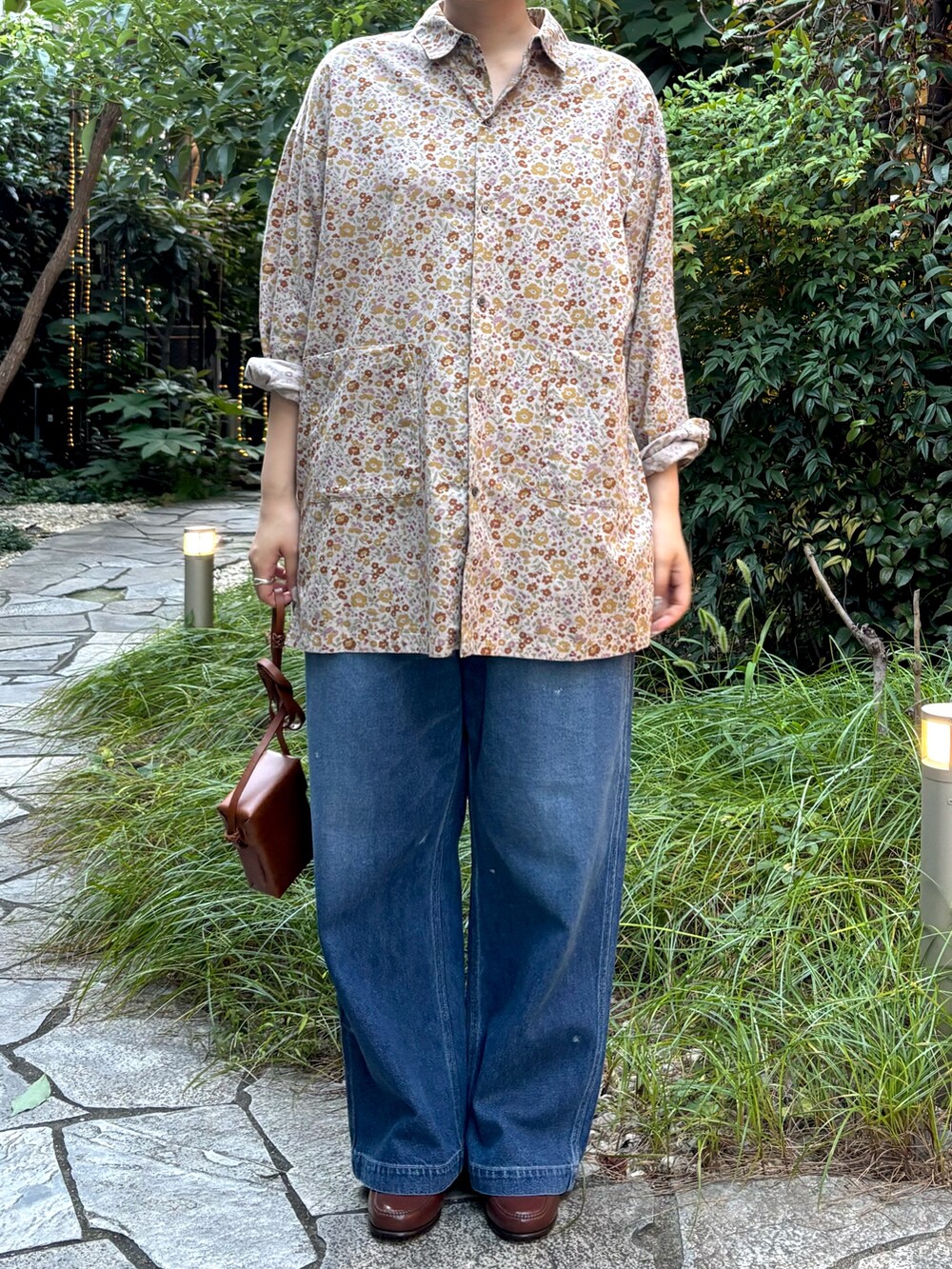 ピンク系のシャツ/ブラウス、ブルー系のデニムパンツ、ブラウン系のローファーを着用したレディースの秋コーディネートの5枚目の写真