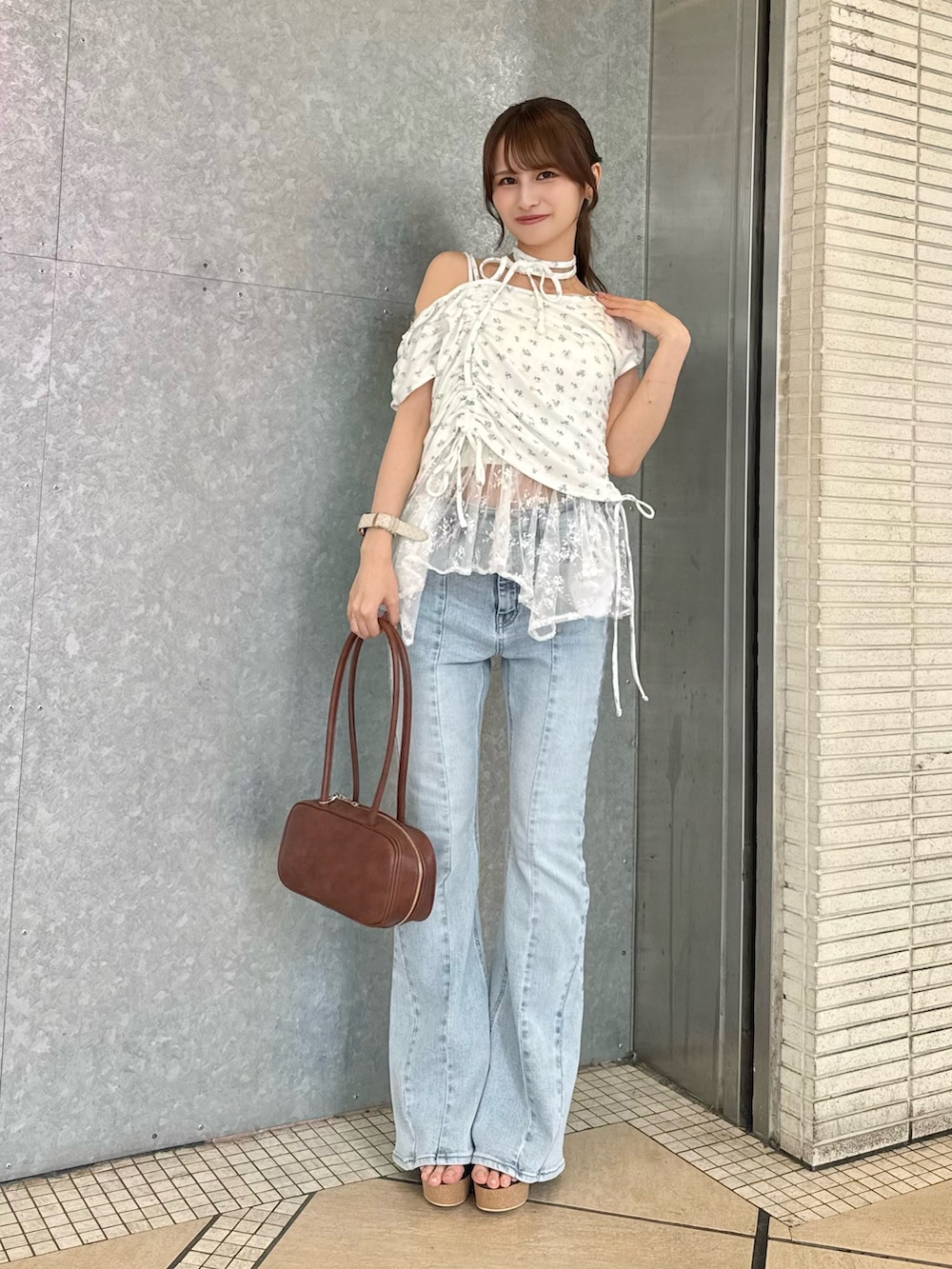 ホワイト系のTシャツ/カットソー、ブルー系のデニムパンツ、イエロー系のハンドバッグを着用したレディースの夏コーディネートの3枚目の写真