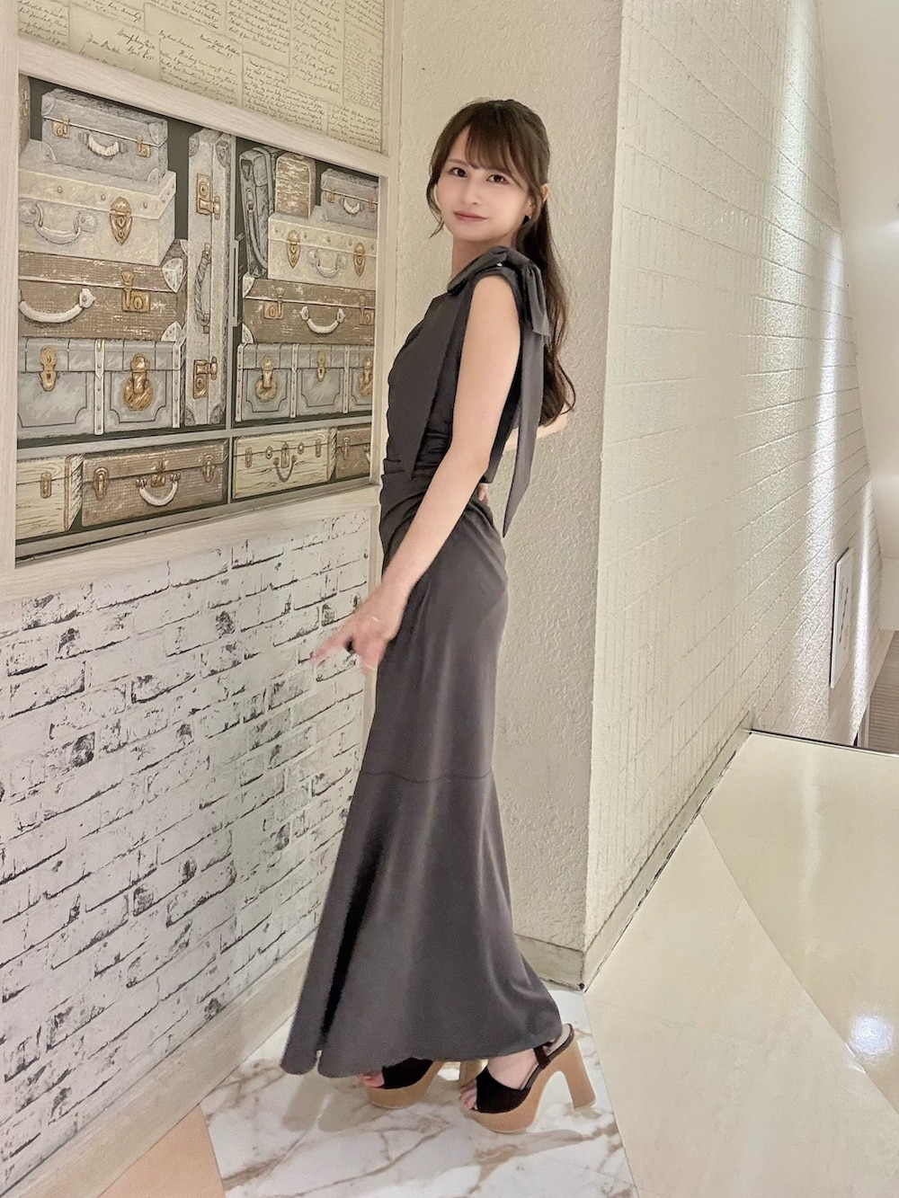 グレー系のワンピース、その他のカーディガン/ボレロ、ブラウン系のサンダルを着用したレディースの夏コーディネートの8枚目の写真