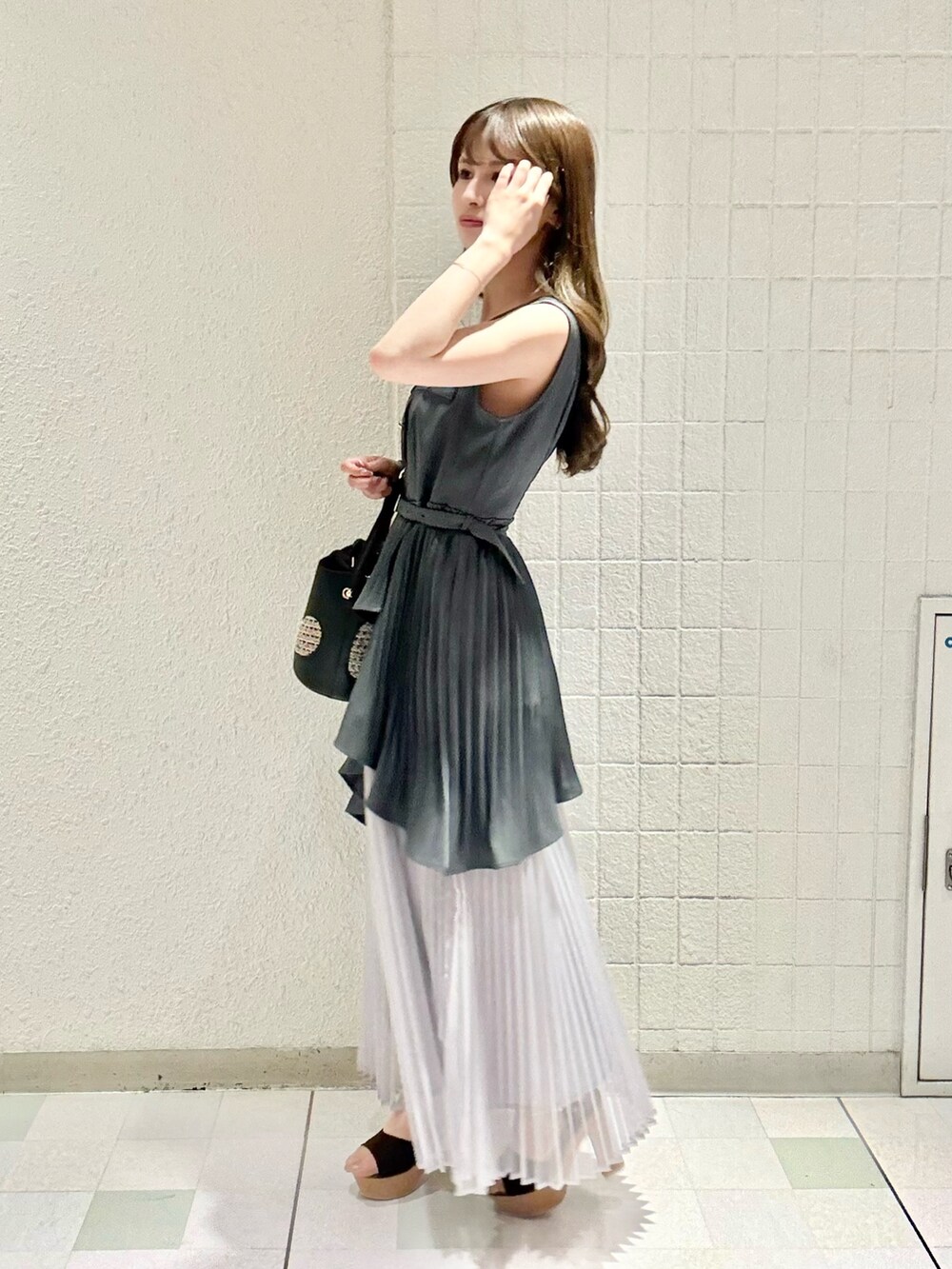 グレー系のワンピース、ブラウン系のサンダルを着用したレディースの夏コーディネートの2枚目の写真