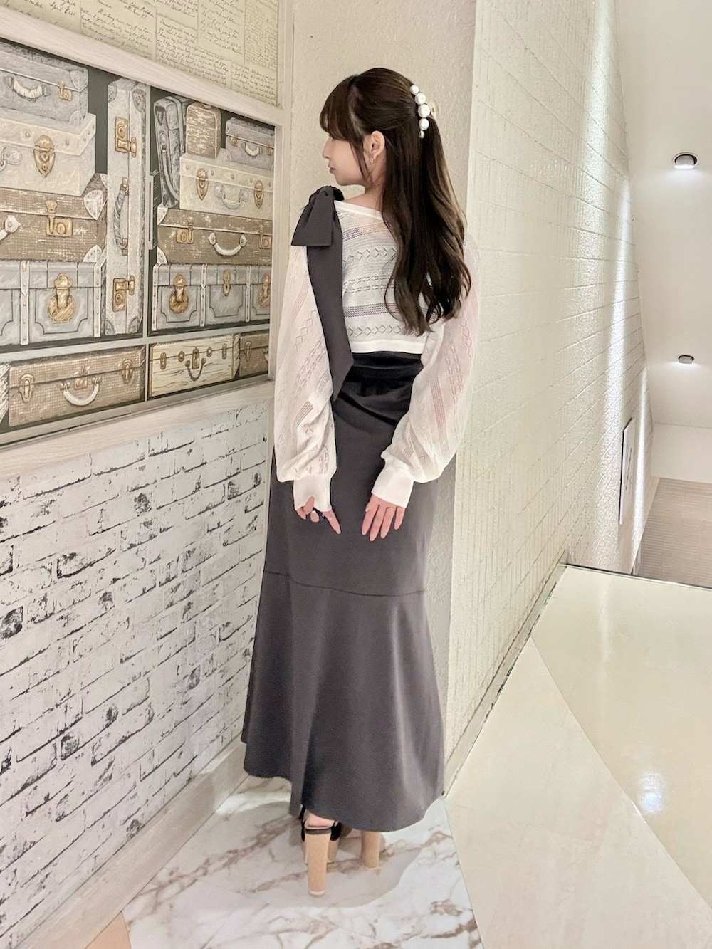グレー系のワンピース、その他のカーディガン/ボレロ、ブラウン系のサンダルを着用したレディースの夏コーディネートの4枚目の写真