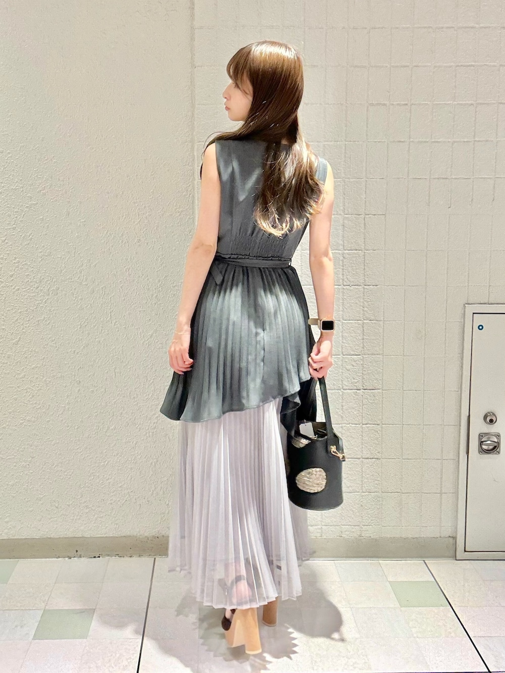 グレー系のワンピース、ブラウン系のサンダルを着用したレディースの夏コーディネートの4枚目の写真