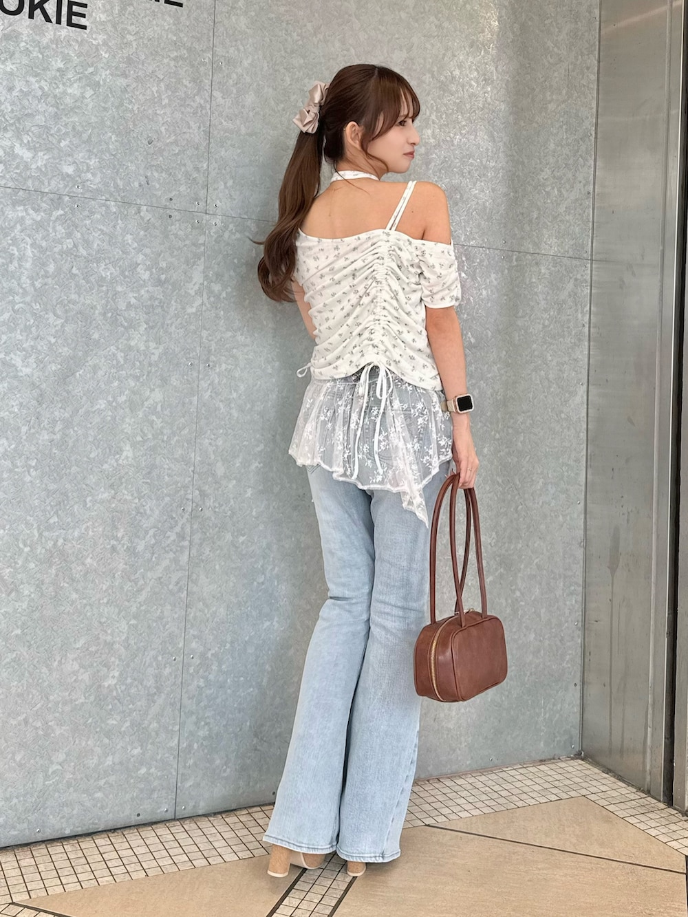 ホワイト系のTシャツ/カットソー、ブルー系のデニムパンツ、イエロー系のハンドバッグを着用したレディースの夏コーディネートの5枚目の写真