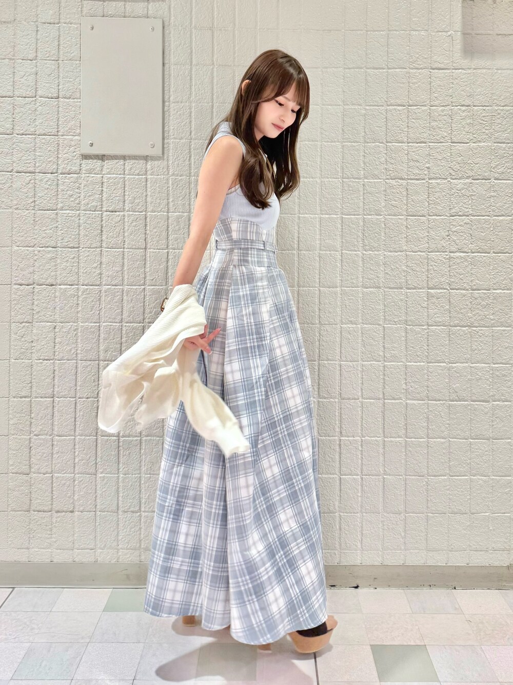 ブルー系のワンピースを着用したレディースの夏コーディネートの3枚目の写真
