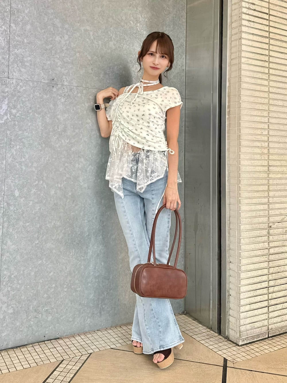 ホワイト系のTシャツ/カットソー、ブルー系のデニムパンツ、イエロー系のハンドバッグを着用したレディースの夏コーディネートの2枚目の写真