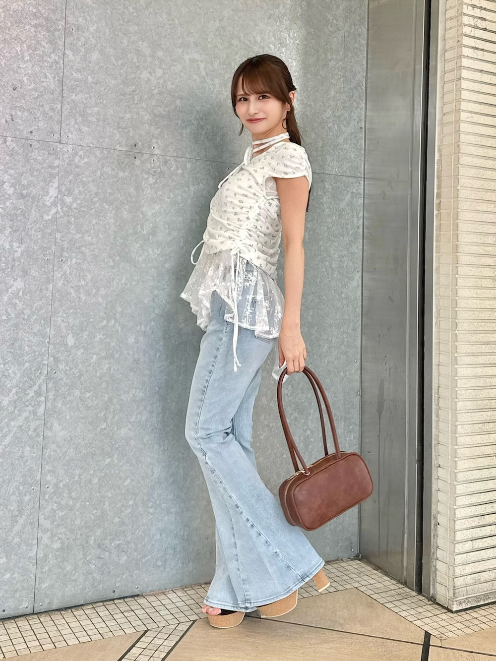 ホワイト系のTシャツ/カットソー、ブルー系のデニムパンツ、イエロー系のハンドバッグを着用したレディースの夏コーディネートの4枚目の写真