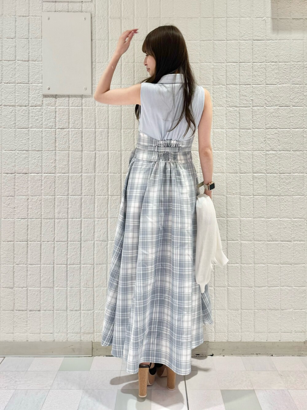 ブルー系のワンピースを着用したレディースの夏コーディネートの4枚目の写真