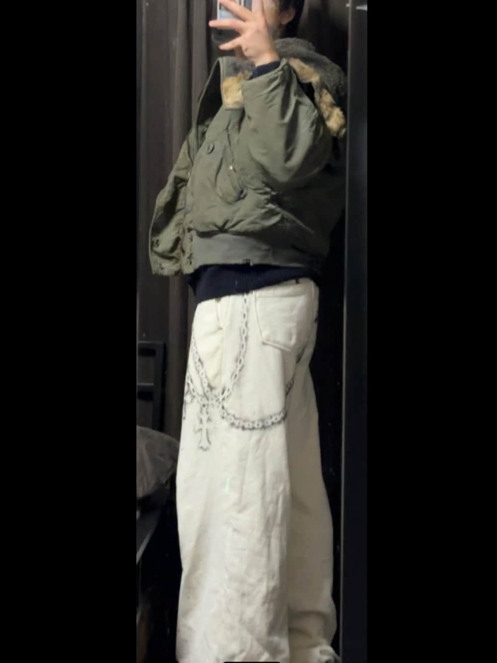 ホワイト系のスウェットパンツ、グリーン系のその他アウター、ブラック系のスニーカーを着用したメンズの冬コーディネートの3枚目の写真