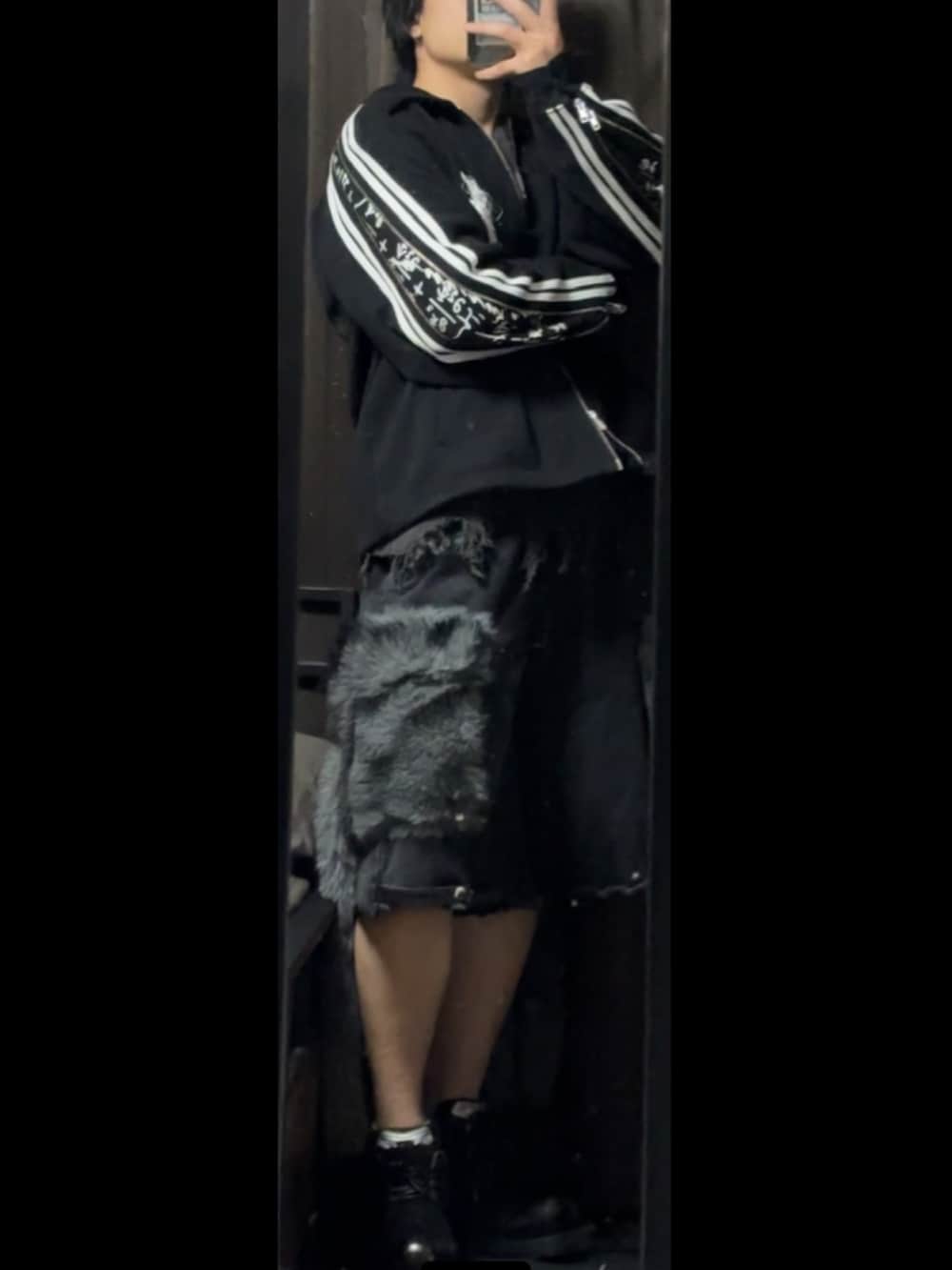 ブラック系のジャージ、ブラック系のデニムパンツ、ブラック系のスニーカーを着用したメンズの冬コーディネートの4枚目の写真