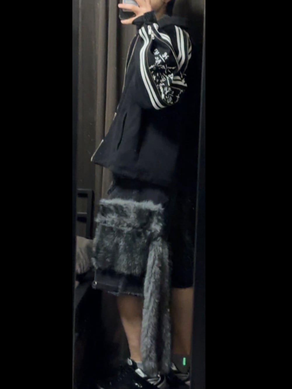 ブラック系のジャージ、ブラック系のデニムパンツ、ブラック系のスニーカーを着用したメンズの冬コーディネートの3枚目の写真