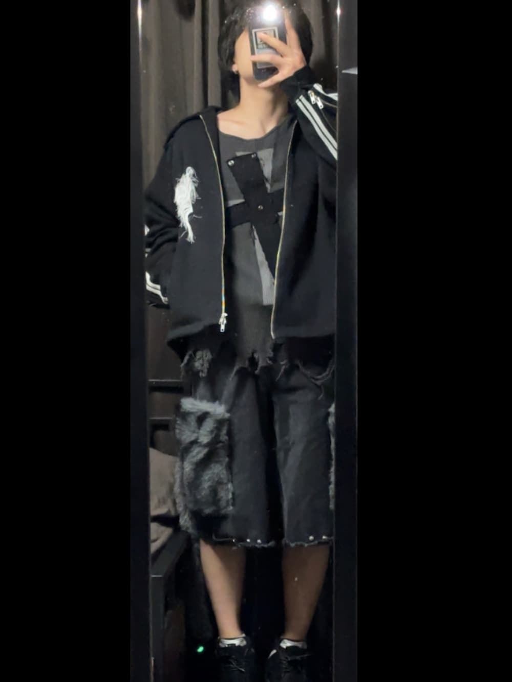 ブラック系のジャージ、ブラック系のデニムパンツ、ブラック系のスニーカーを着用したメンズの冬コーディネートの5枚目の写真