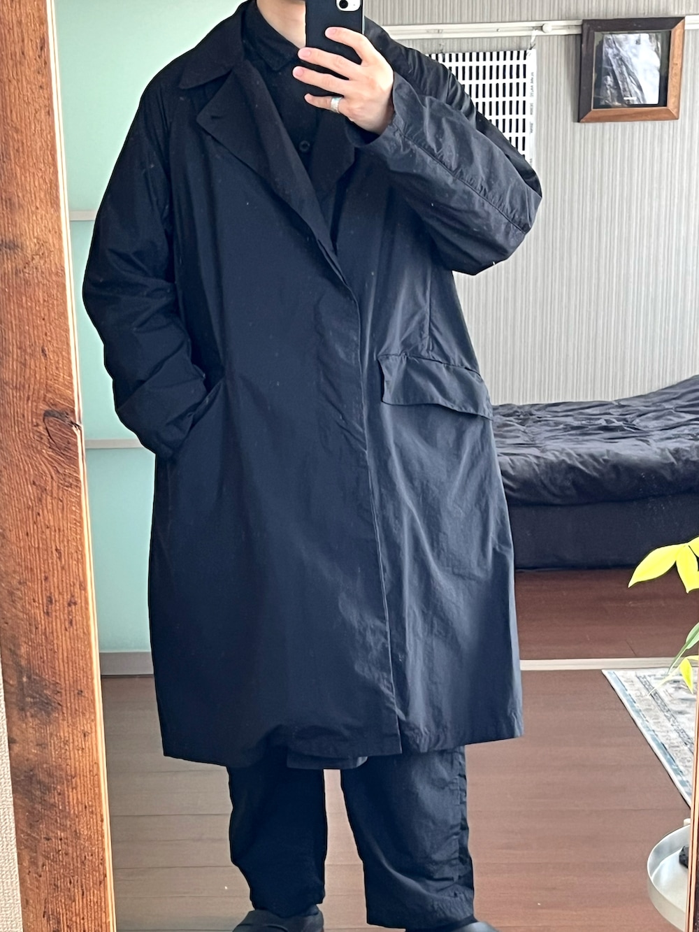 ブラック系のテーラードジャケット、ブラック系のパンツ、ブラック系のシャツ/ブラウスを着用したメンズの春コーディネートの2枚目の写真